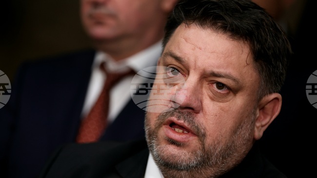 Много е рисково да влизаме с удължителен бюджет в първата година на еврото, заяви председателят на БСП Атанас Зафиров