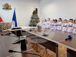 Шумен - Областна администрация - среща на областния управител Катя Иванова с журналисти и представяне на празнична програма от деца