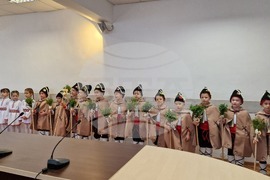 Шумен - Областна администрация - среща на областния управител Катя Иванова с журналисти и представяне на празнична програма от деца