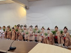 Шумен - Областна администрация - среща на областния управител Катя Иванова с журналисти и представяне на празнична програма от деца