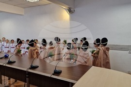 Шумен - Областна администрация - среща на областния управител Катя Иванова с журналисти и представяне на празнична програма от деца