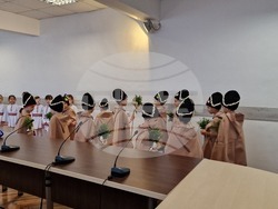 Шумен - Областна администрация - среща на областния управител Катя Иванова с журналисти и представяне на празнична програма от деца