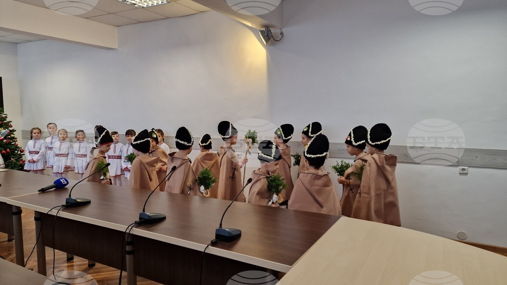 Шумен - Областна администрация - среща на областния управител Катя Иванова с журналисти и представяне на празнична програма от деца