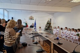 Шумен - Областна администрация - среща на областния управител Катя Иванова с журналисти и представяне на празнична програма от деца