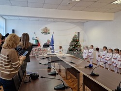 Шумен - Областна администрация - среща на областния управител Катя Иванова с журналисти и представяне на празнична програма от деца