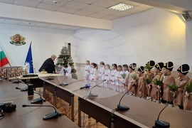 Шумен - Областна администрация - среща на областния управител Катя Иванова с журналисти и представяне на празнична програма от деца