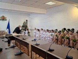 Шумен - Областна администрация - среща на областния управител Катя Иванова с журналисти и представяне на празнична програма от деца