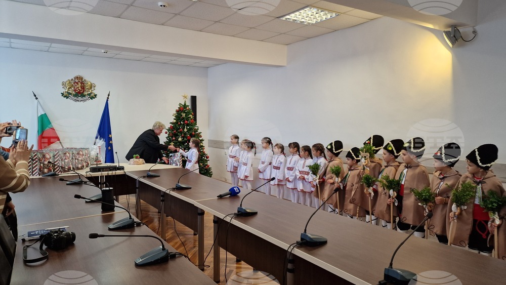 Шумен - Областна администрация - среща на областния управител Катя Иванова с журналисти и представяне на празнична програма от деца