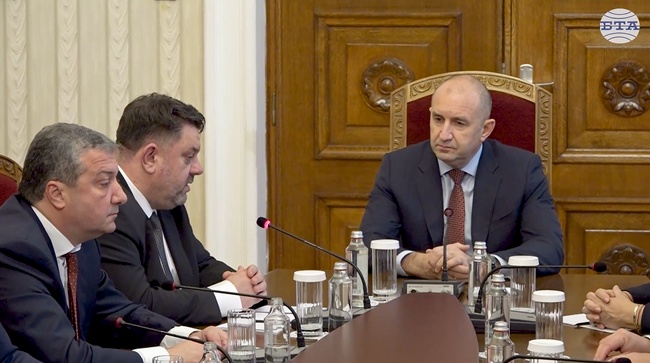 В държавнически план сме удовлетворени от участието ни в управлението, в теснопартиен план – не, заяви председателят на БСП Атанас Зафиров при президента