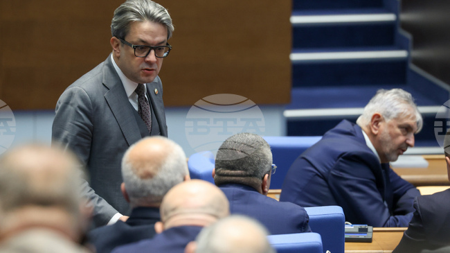 Парламентът удължи заседанието си