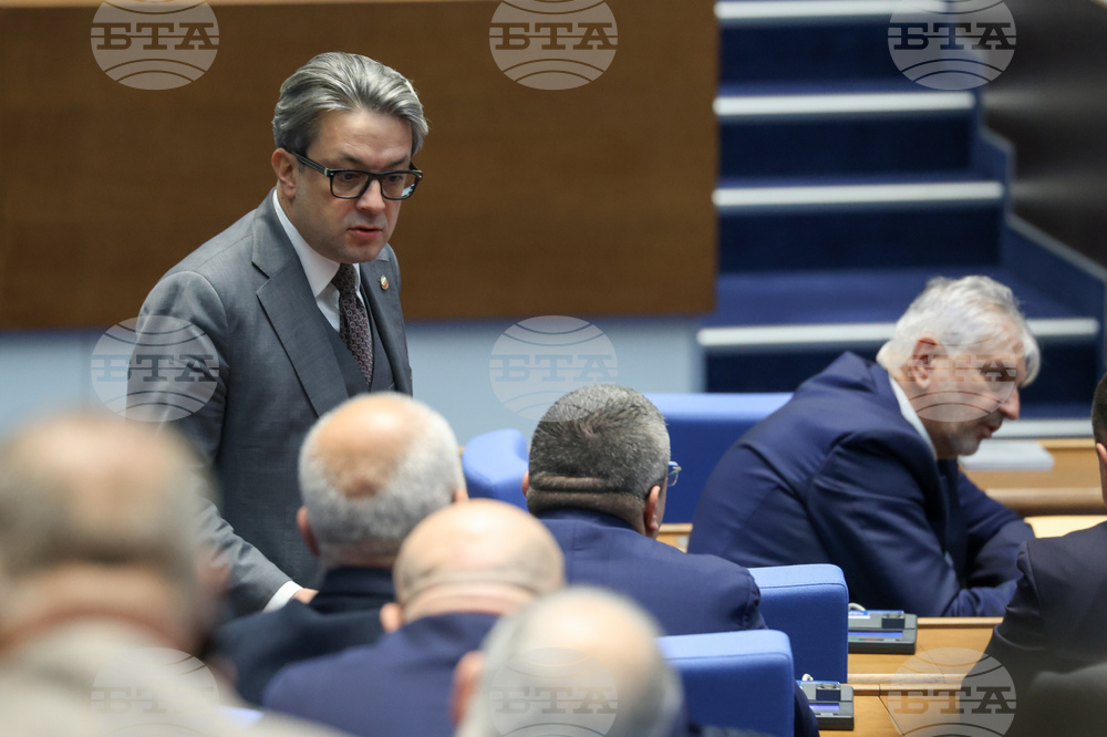 Парламентът удължи заседанието си