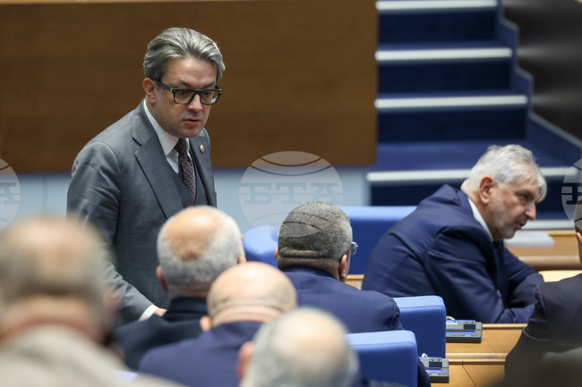 Парламентът удължи заседанието си