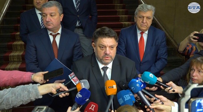 Много е рисково да влизаме с удължителен бюджет в първата година на еврото, заяви председателят на БСП Атанас Зафиров