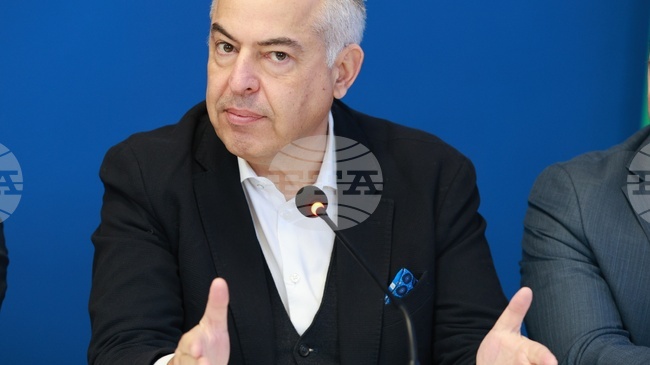 Разговорът за България и любовта към нея не е само да се похвалим, но и да разберем кое не върви и кое можем да поправим, каза журналистът Бойко Василев