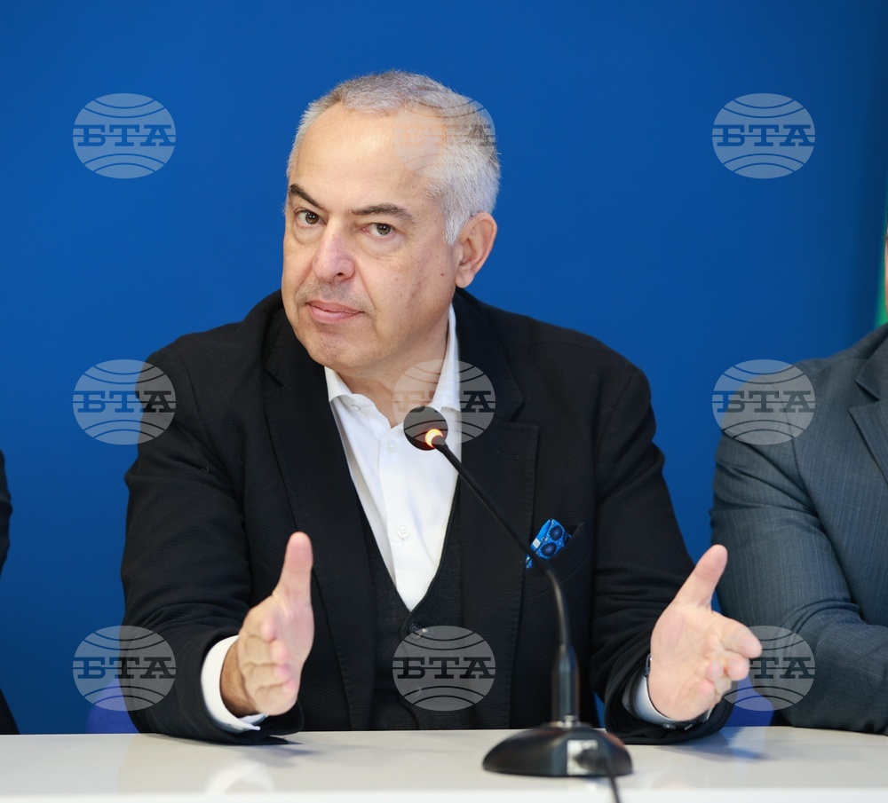 Разговорът за България и любовта към нея не е само да се похвалим, но и да разберем кое не върви и кое можем да поправим, каза журналистът Бойко Василев