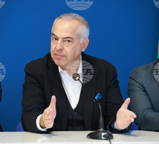 Разговорът за България и любовта към нея не е само да се похвалим, но и да разберем кое не върви и кое можем да поправим, каза журналистът Бойко Василев