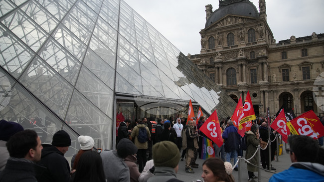 Лувърът отвори частично вратите си за посетители въпреки продължаващата стачка