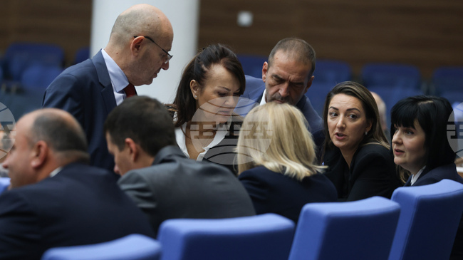 Парламентът обсъжда на първо четене т.нар. удължителен закон за бюджет за 2026 г.