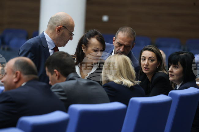 Парламентът обсъжда на първо четене т.нар. удължителен закон за бюджет за 2026 г.