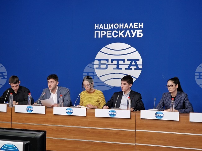 Students Demand Higher Scholarships and Fair Elections