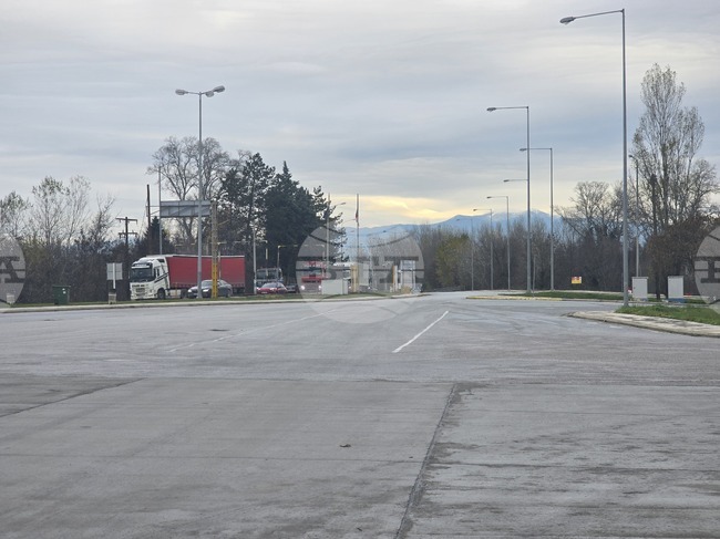 Ограничено е движението на моторни превозни средства над 12 тона през граничен преход „Кулата-Промахон"