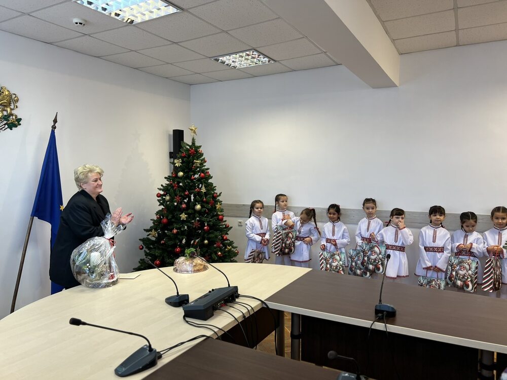 Коледари от детска градина „Латинка“ наричаха за здраве и благоденствие в Областна администрация Шумен