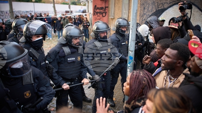 Испанската полиция изгони стотици мигранти от изоставена сграда