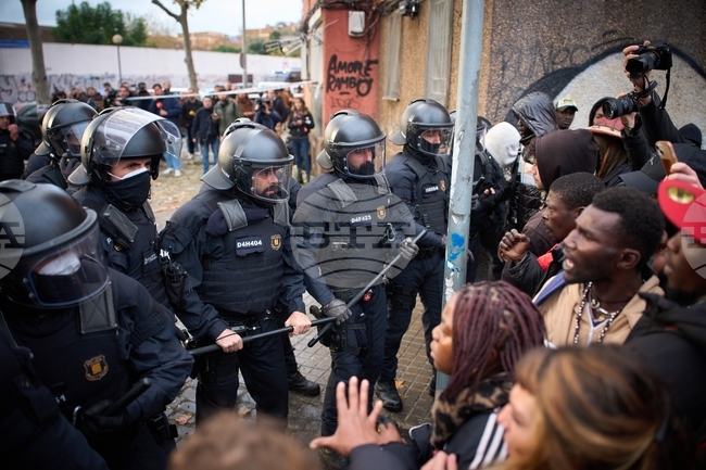 Испанската полиция изгони стотици мигранти от изоставена сграда