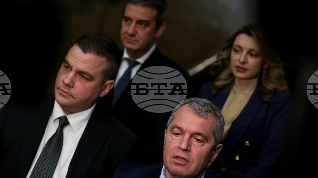 Изключително вредно е преди избори да се правят промени в Изборния кодекс, защото партиите дърпат към себе си, заяви Тошко Йорданов от "Има такъв народ"