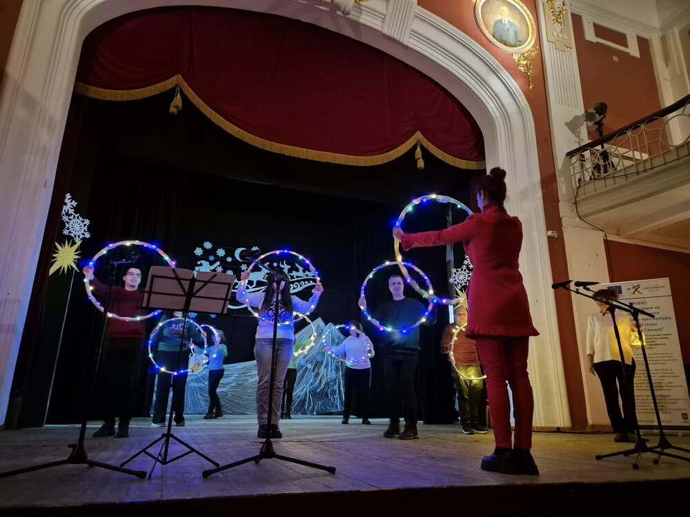 Средства в подкрепа на Центъра за социална рехабилитация и интеграция в Свищов събра спектакълът „Заедно на сцената“