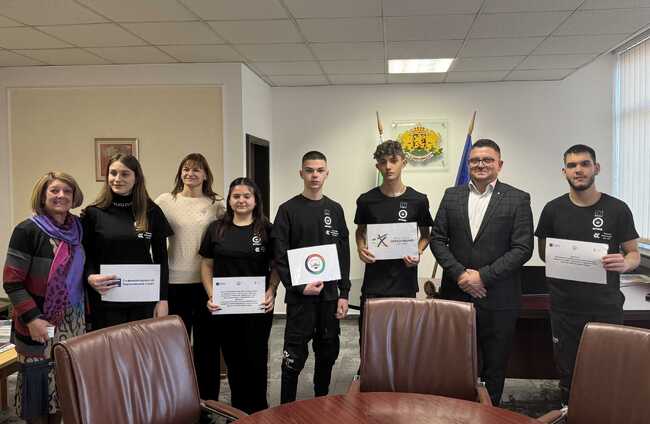 ОА Стара Загора: Областният управител посрещна ученици от СУ „Васил Левски“ гр. Гълъбово и ги запозна с дейността на администрацията