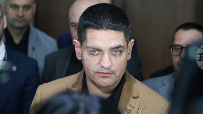 Около 40-50 секунди го търпях и след това се наложи да го отстраня, каза Радостин Василев за спречкването с депутата Гюнай Далоолу 