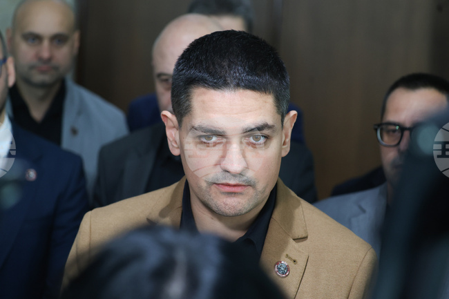 Около 40-50 секунди го търпях и след това се наложи да го отстраня, каза Радостин Василев за спречкването с депутата Гюнай Далоолу 