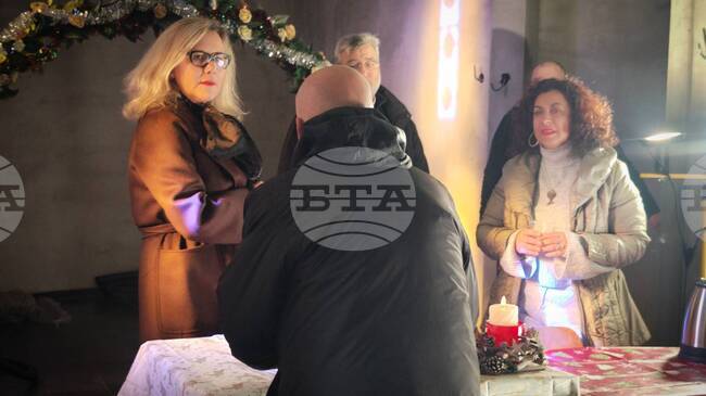 Над 70 души в нужда получиха сандвич и топла напитка като част от зимните мерки на Столичната община за подкрепа на бездомни 