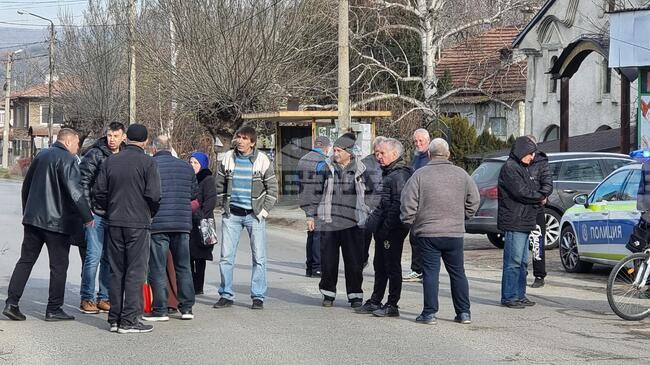 Жители на с. Големо село в община Бобов дол блокираха пътя към общинския център в знак на протест срещу замърсяване от ТЕЦ "Бобов дол"