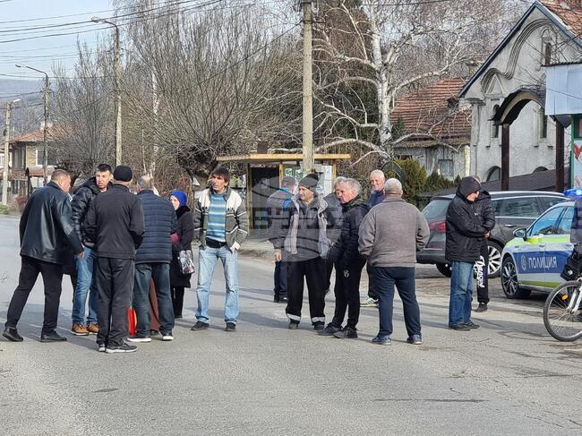 Жители на с. Големо село в община Бобов дол блокираха пътя към общинския център в знак на протест срещу замърсяване от ТЕЦ "Бобов дол"