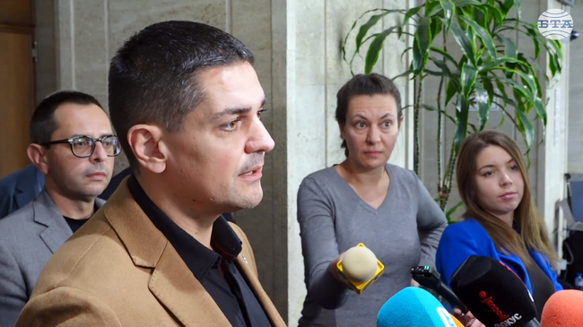 Около 40-50 секунди го търпях и след това се наложи да го отстраня, каза Радостин Василев за спречкването с депутата Гюнай Далоолу