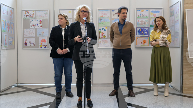 За безценното приятелство с кучетата разказва изложба на деца, показана в Народното събрание