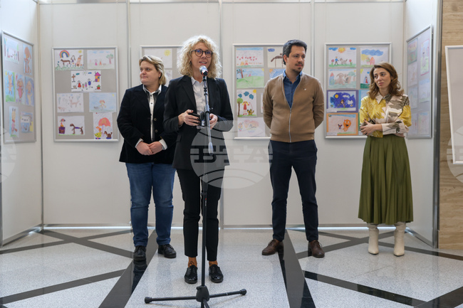 За безценното приятелство с кучетата разказва изложба на деца, показана в Народното събрание