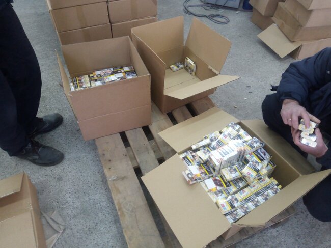Над 180 000 къса незаконни цигари задържаха в района на "Дунав мост 2" при Видин