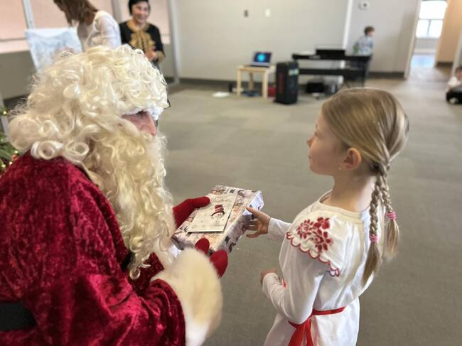 С тържество на 21 декември в Българското училище „Св. св. Кирил и Методий“ в Калгари, Канада, ще отбележат началото на коледните празници