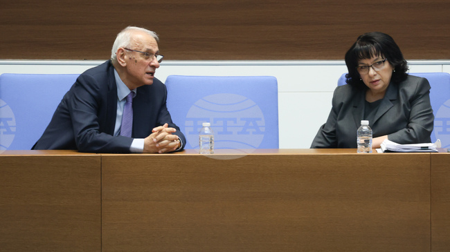 Правителството в оставка, отчитайки сложната политическа обстановка в страната, предлага удължителен закон за бюджета, посочи Теменужка Петкова