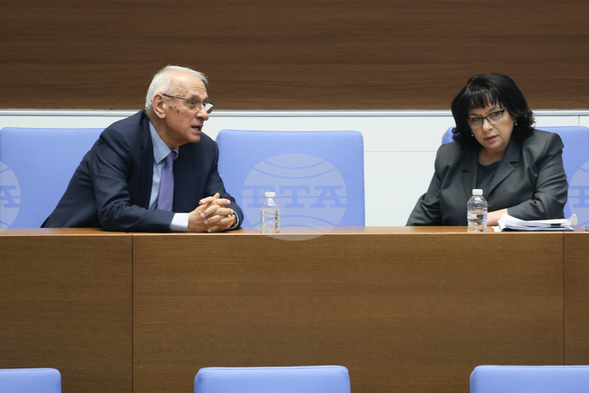 Правителството в оставка, отчитайки сложната политическа обстановка в страната, предлага удължителен закон за бюджета, посочи Теменужка Петкова