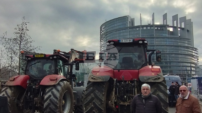 Френски земеделци блокираха с трактори Европейския парламент в Страсбург; крайнодесният лидер Бардела отиде при тях