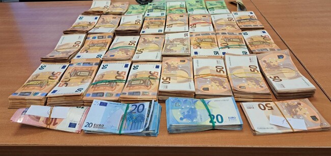 АП – Пловдив: Районна прокуратура – Хасково привлече като обвиняеми трима чужди граждани за недекларирана валута в общ размер на 2 204 065 лв., открита в автобус, микробус и товарен автомобил на ГКПП – Капитан Андреево