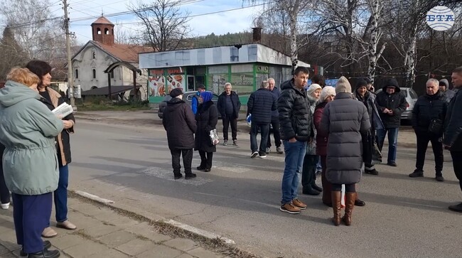 Жители на с. Големо село в община Бобов дол блокираха пътя към общинския център в знак на протест срещу замърсяване от ТЕЦ "Бобов дол"