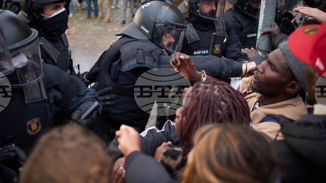 ЕФЕ: ООН осъди действията и изявленията на испанските власти при изгонването на около 400 души от сграда в Бадалона