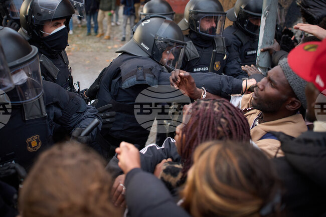 ЕФЕ: ООН осъди действията и изявленията на испанските власти при изгонването на около 400 души от сграда в Бадалона