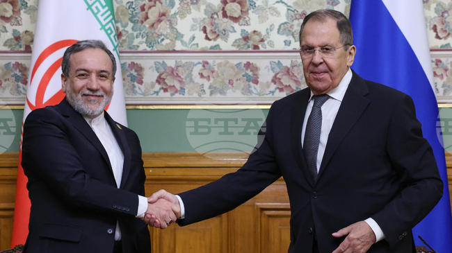 Русия е готова да съдейства на Иран в търсенето на приемливи решения по ядрената програма, заяви Лавров
