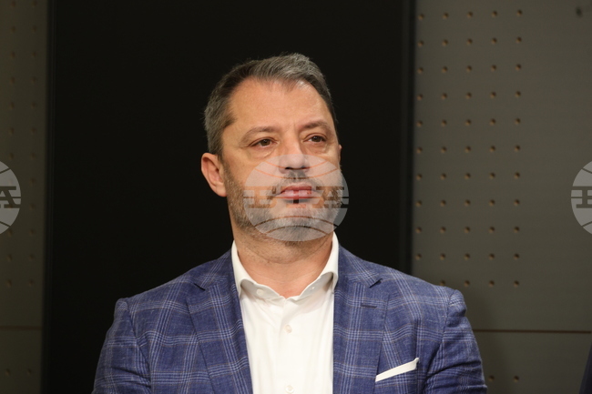 Амбицията за по-високи доходи и инвестиции над възможностите на бюджета доведе до кризата, заяви Делян Добрев